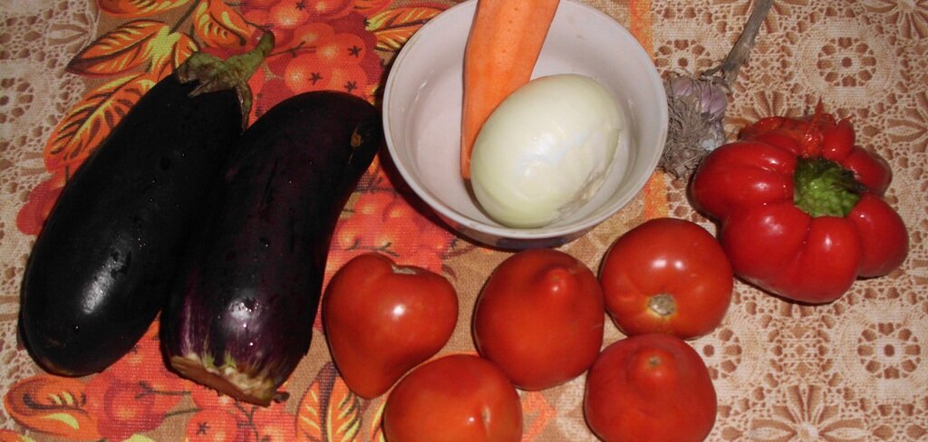 Продукты для приготовления баклажанов с овощами на сковородке. Личное фото автора канала Житейская проза