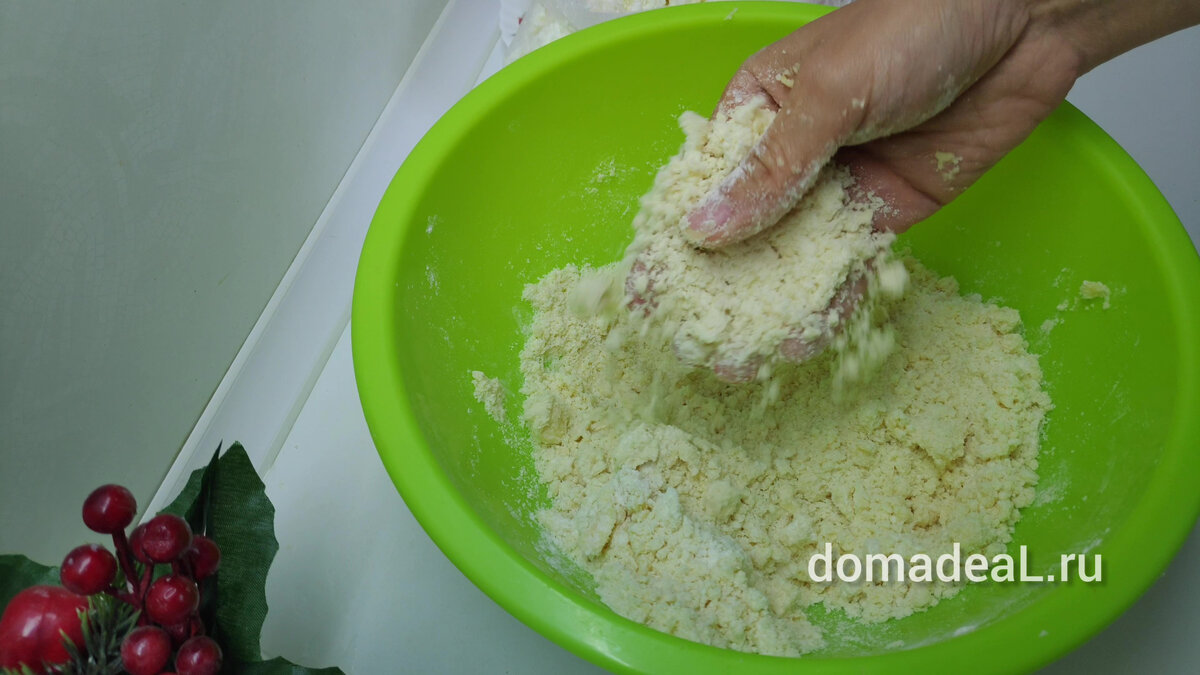 крошка из муки, масла, соли, разрыхлителя и ванили