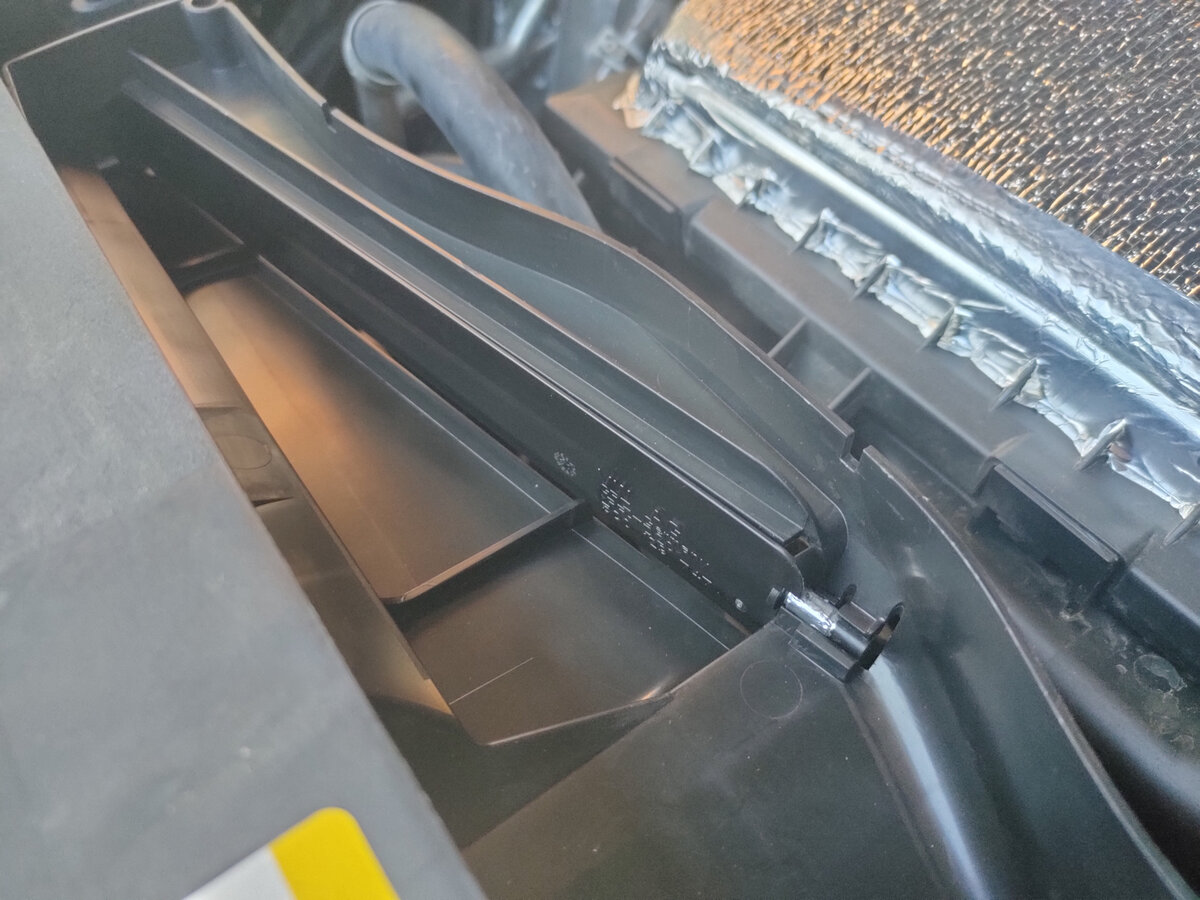 Та самая оригинальная заслонка. Ещё владелец укутал корпус фильтра в зеркальный сплен (виден на кадре). Здесь, на мой взгляд, польза сомнительна, но сегодня именно про заслонку.