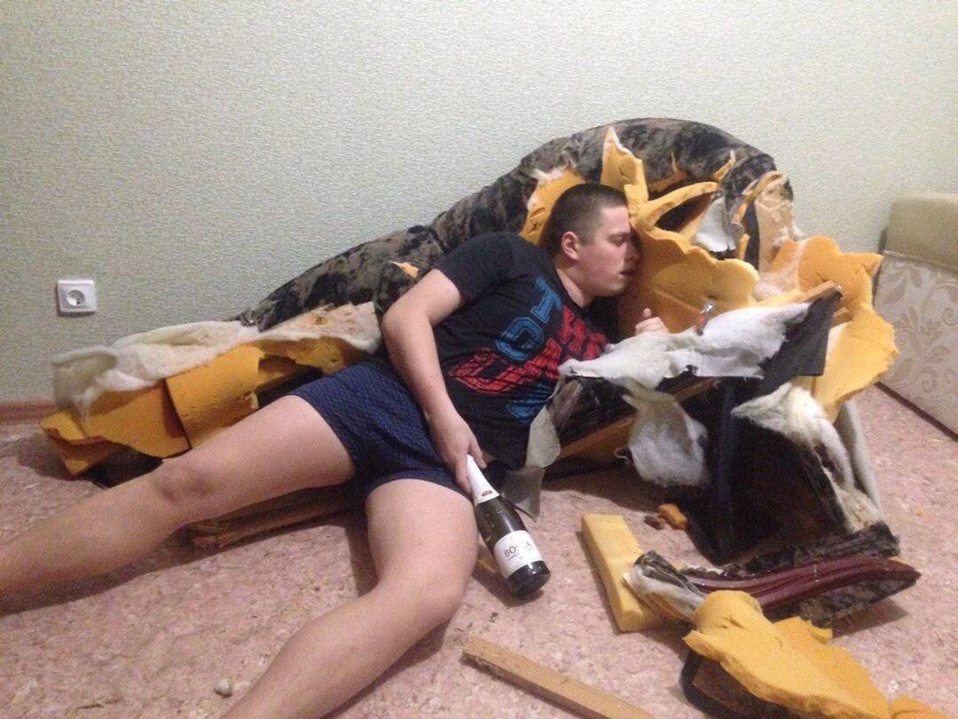 пьянка после экзамена. пьяный ученик. мужской алкоголизм. юмор про пьянку. пьянка мем.