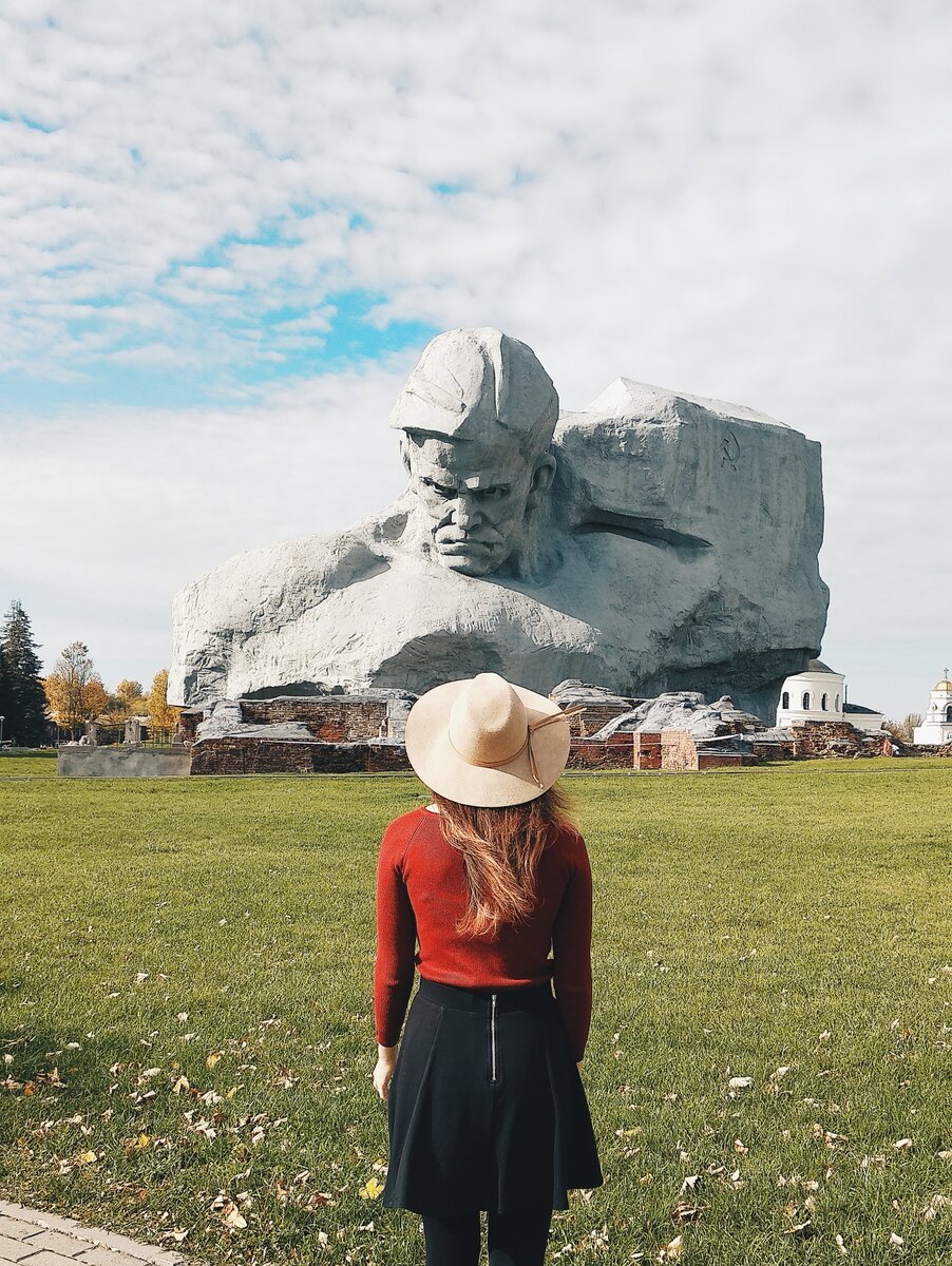 Монумент "Мужество" в центре Брестской крепости