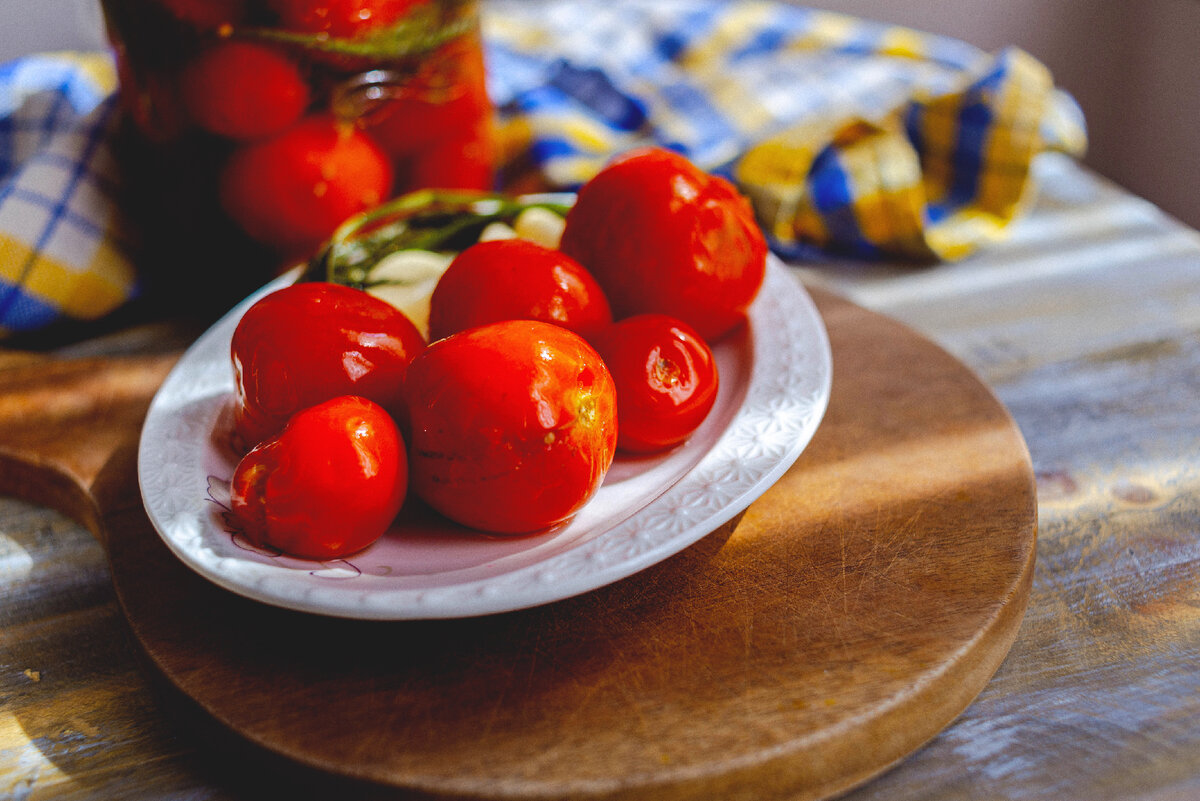 квашеные помидоры быстрого приготовления. кислый томат. квашеные помидоры быстрого приготовления. бочковые помидоры. кислый томат.