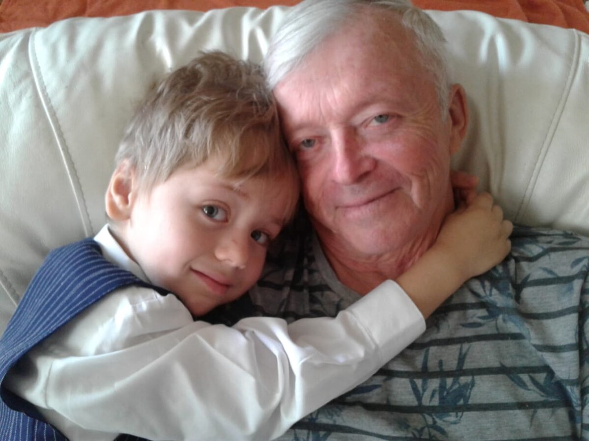 Это авторитет моего сына - дедушка Витя.