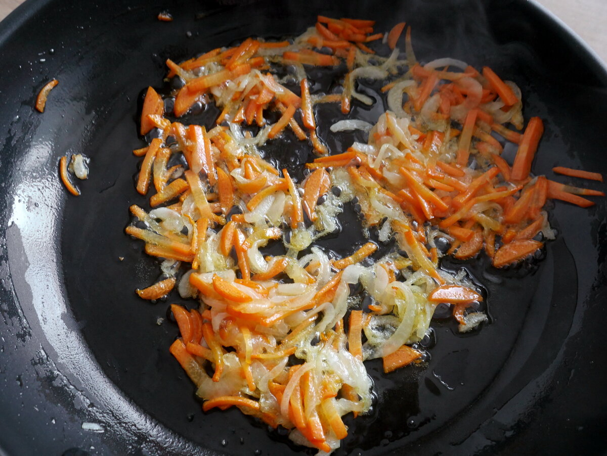 Никогда не жарьте картофель и грибы одновременно. На мой вкус, это лучшая  жареха с грибами, морковью, перцем, луком и мясом | Домашняя кухня Алексея  Соколова | Дзен