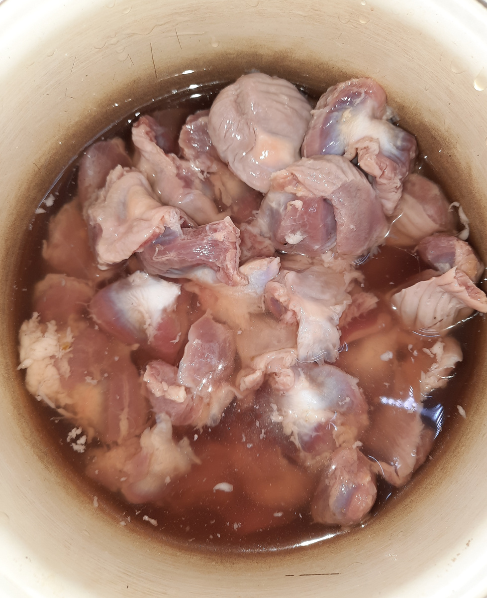 1.Берем куриные желудки , вымачиваем и моем.