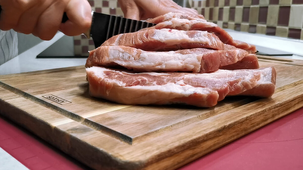 Мясо надрезаю кубиком, а лук заправляю сметаной. Мясное блюдо в духовке под  