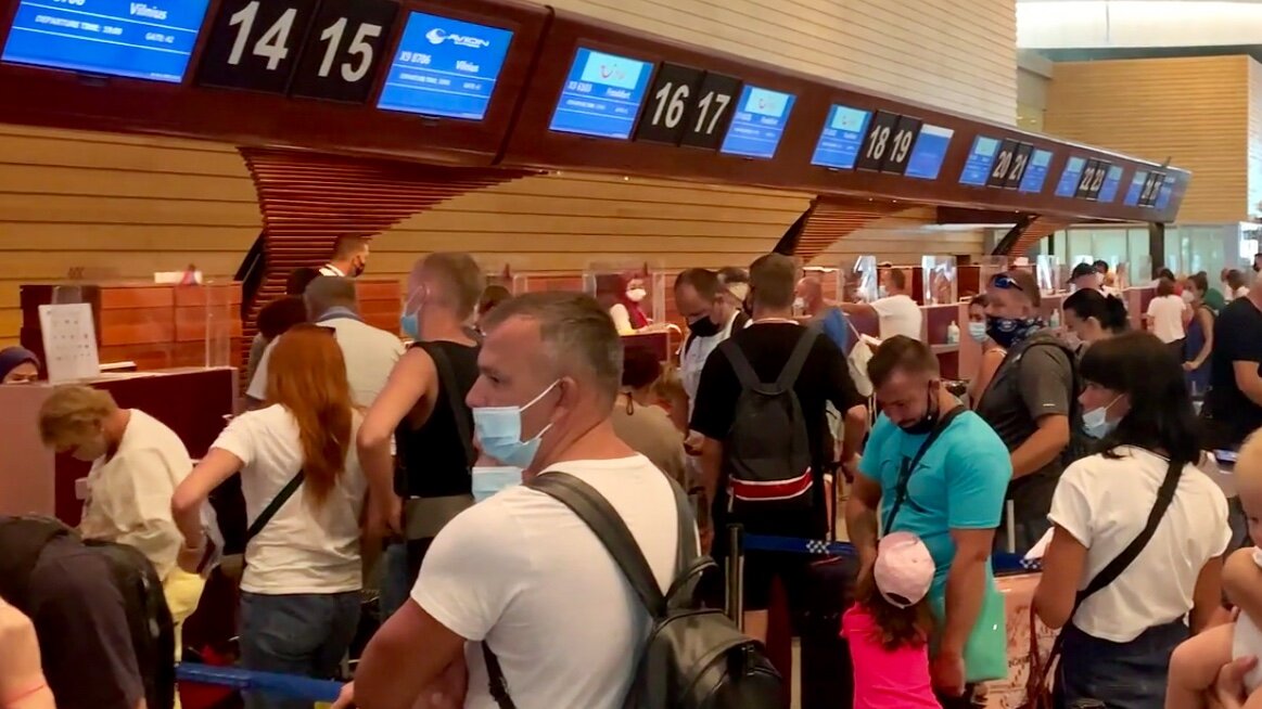 Почему после возобновления чартерного авиасообщения с Россией в аэропорту Хургады огромные очереди перед зоной досмотра? Я считаю, что сами туристы виноваты в сложившейся ситуации.-1-2