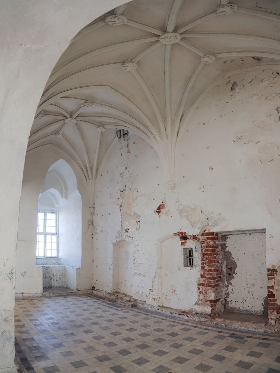 Атмосфера внутри и правда гнетущая. Фото - Алексей Юшенков.