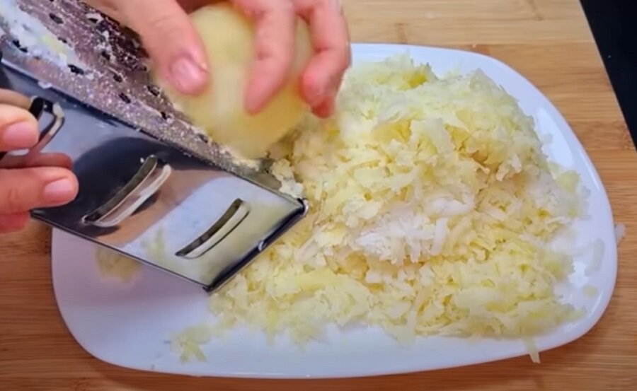 Необычный и очень вкусный салат с курицей на новогодний стол 