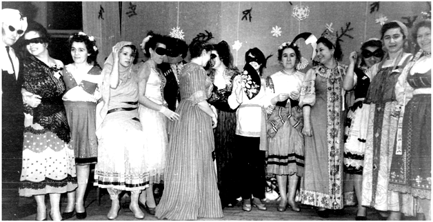 На балу-маскараде можно было встретить национальные  костюмы всех 16-ти союзных республик входящих в СССР. Фото взято из открытых источников