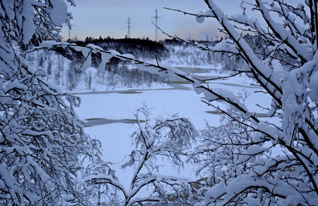Сильный утренний мороз сковал ручьи. Мороз сковал пруд. Заячья гора в Лапландии зимой. Синие Морозы сковали озера и реки.