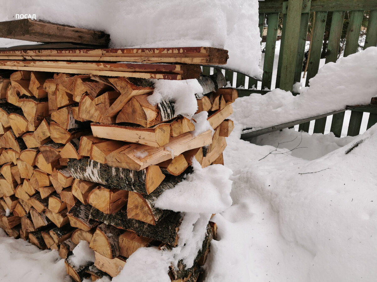 Поленница. Вязанки дров сложены. Как складывать дрова. Как красиво сложить дрова во дворе. Приму дрова