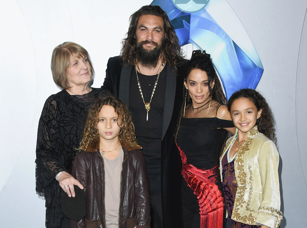 Джейсон Момоа на премьере "Аквамена"со своей семьёй и мамой.