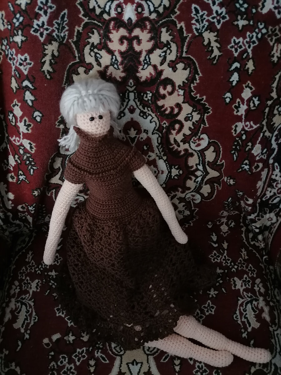 В первой части я описала вязание основной части платья для Тильды. Длина юбки получилась 15 сантиметров. Для куклы высотой 54 сантиметра такой длины мало. Платье не скрывает сгибы на ногах.