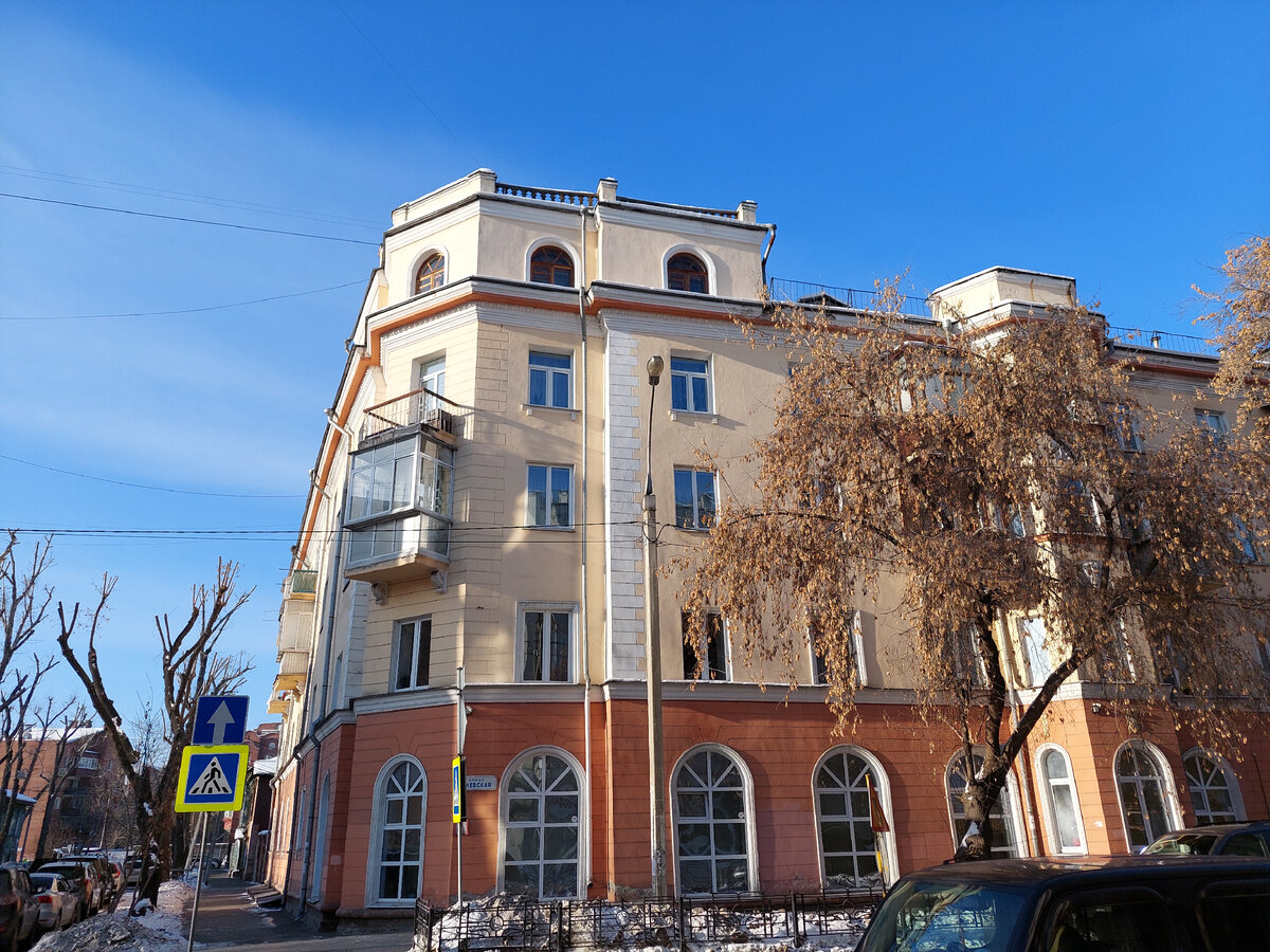 Дом в центре Иркутска, где мы снимали комнату в пентхаусе - в надстройке на углу дома. Фото автора.