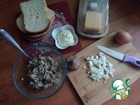     Я дала рецепт на целую консервную банку сардин весом 200 г. Намазывается на 8 тостовых ломтиков хлеба. Для себя же я сделаю сегодня 4 бутерброда и убавлю все продукты ровно вдвое. Хлеб можно взять любой: белый батон или багет. Яйца варим вкрутую и затем мелко их рубим. Сардины извлекаем из банки в посуду без жидкости (хотя у меня её было минимально) и вилкой их измельчаем. Лук репчатый нарезаем очень мелко. Сыр натираем на тёрке. Важно, чтобы сыр был качественным и плавился в духовке, а не становился коркой жёсткой. Я использую сыр Пошехонский.