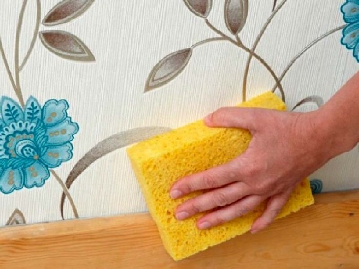 Фото Влажный способ снятия старых обоев.