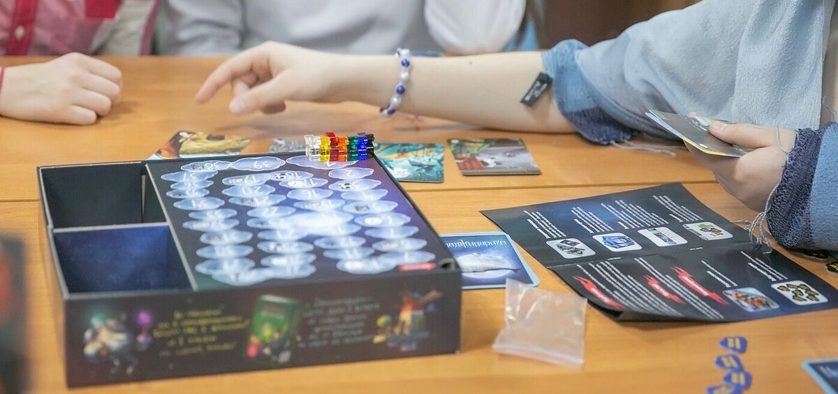 "Настолки" и плетение украшений - фавориты волонтерских посещений