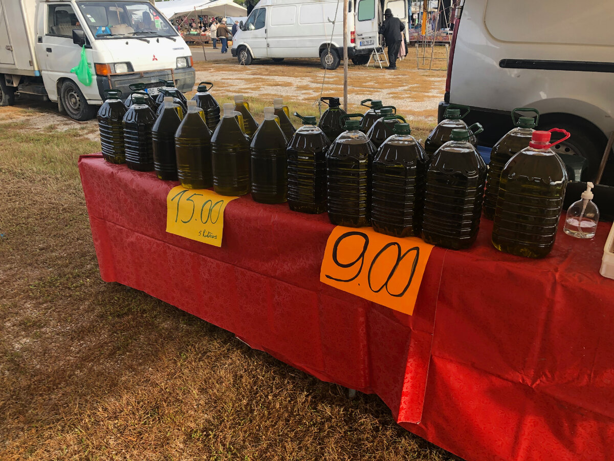 Оливковое масло на рынке в Португалии