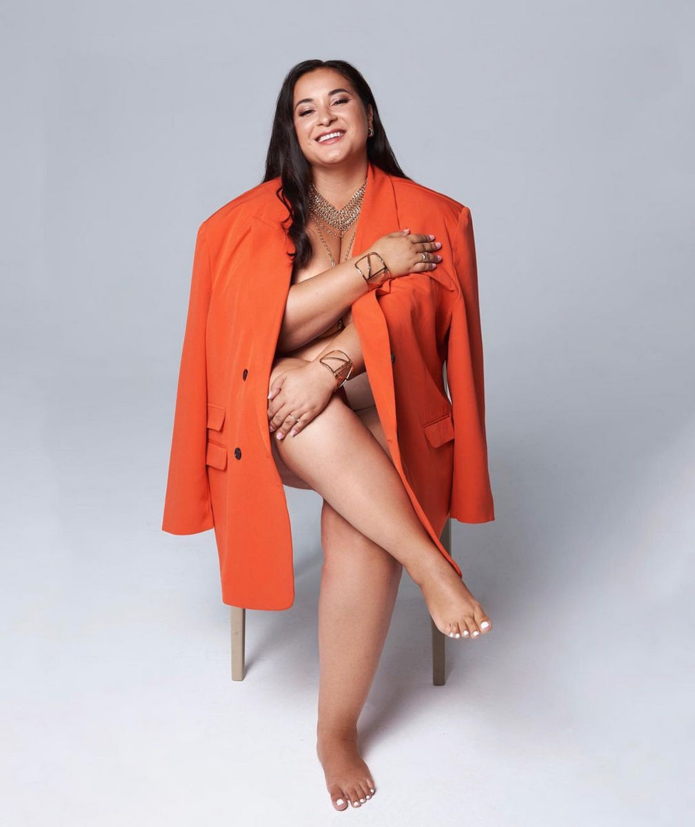 Это я, Вика Дмитриева, семейный психолог, телеведущая, автор книг «Это же ребенок» и «Это же любовь» и мама троих детей. 