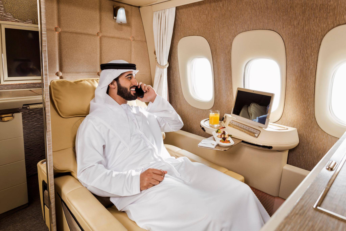 Купить билет на самолет бизнес. Авиакомпания Дубай Эмирейтс. Эмирейтс Дубай салон самолет. Бизнес класс в Дубай в Эмирейтс. 1 Класс Дубай Эмирейтс.