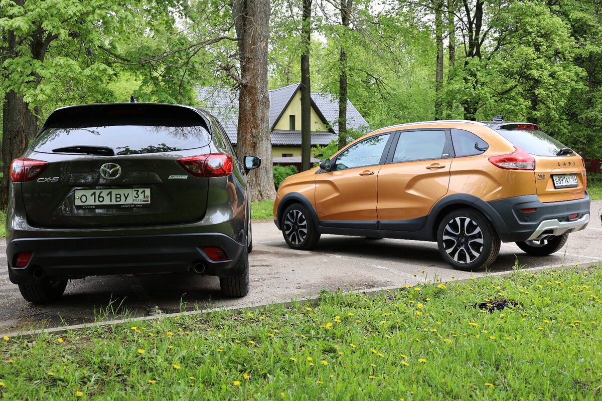 Mazda CX-5  и Lada X-Ray. Надо сказать, что внешне Лада Х-рей не сильно теряет на фоне конкурента, наш переднеприводный кроссовер выглядит вполне современно. 