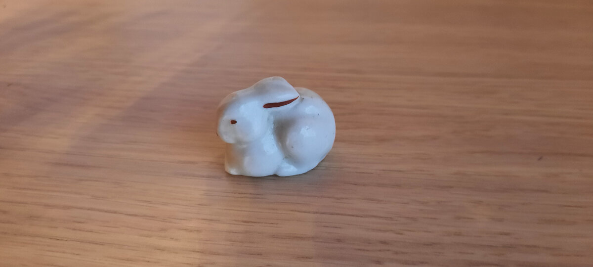 Этот маленький зайчик самая раритетная вещь. ЛФЗ, СССР 1940-1950 гг. Фарфор. В отличие от всех остальных фигурок эта не полая, а выполнена целиком из фарфора. Фото автора. 