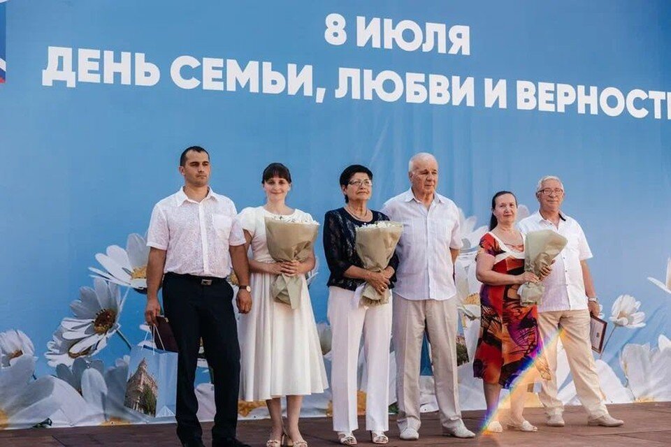     В Ростове чествовали семьи-долгожители. Фото: сайт администрации Ростова
