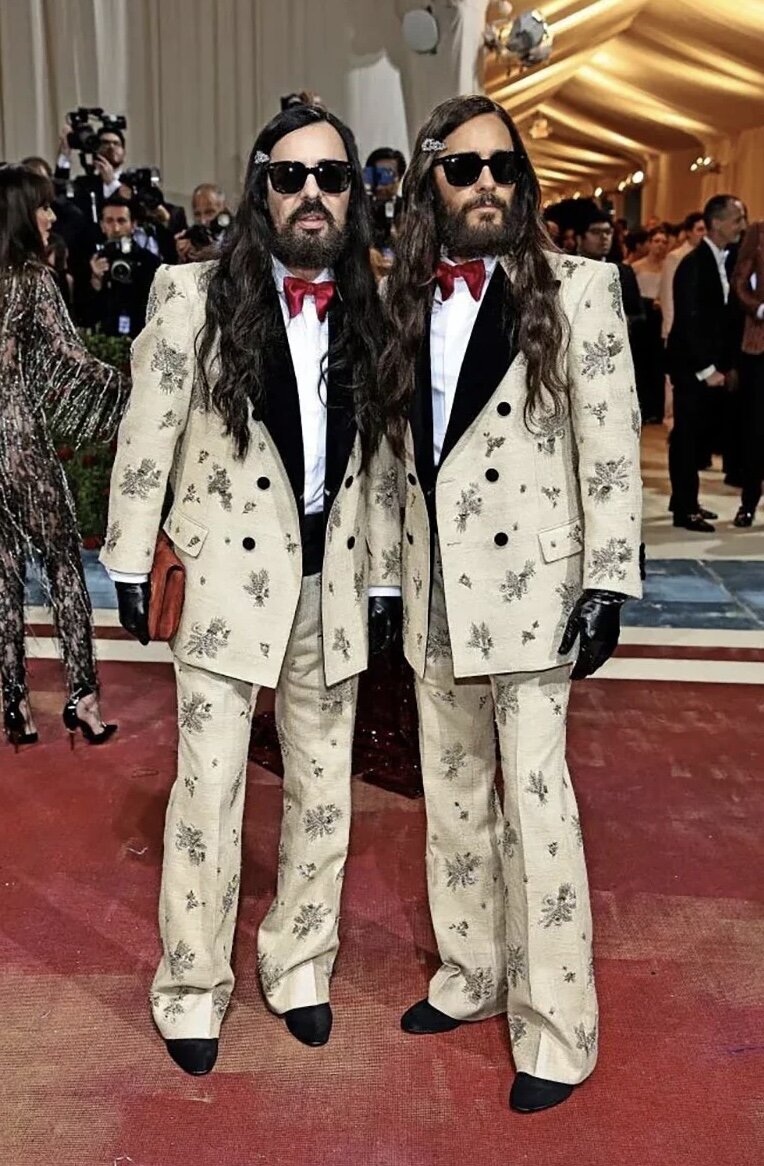 Микеле (слева) вместе с Джареда Лето на Балу Института Костюма