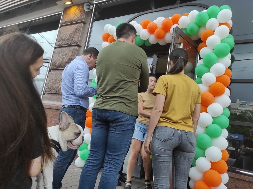     Перед входом в ресторан образовалась небольшая очередь. С собаками не пускают. Анастасия ТАЛЫЗИНА