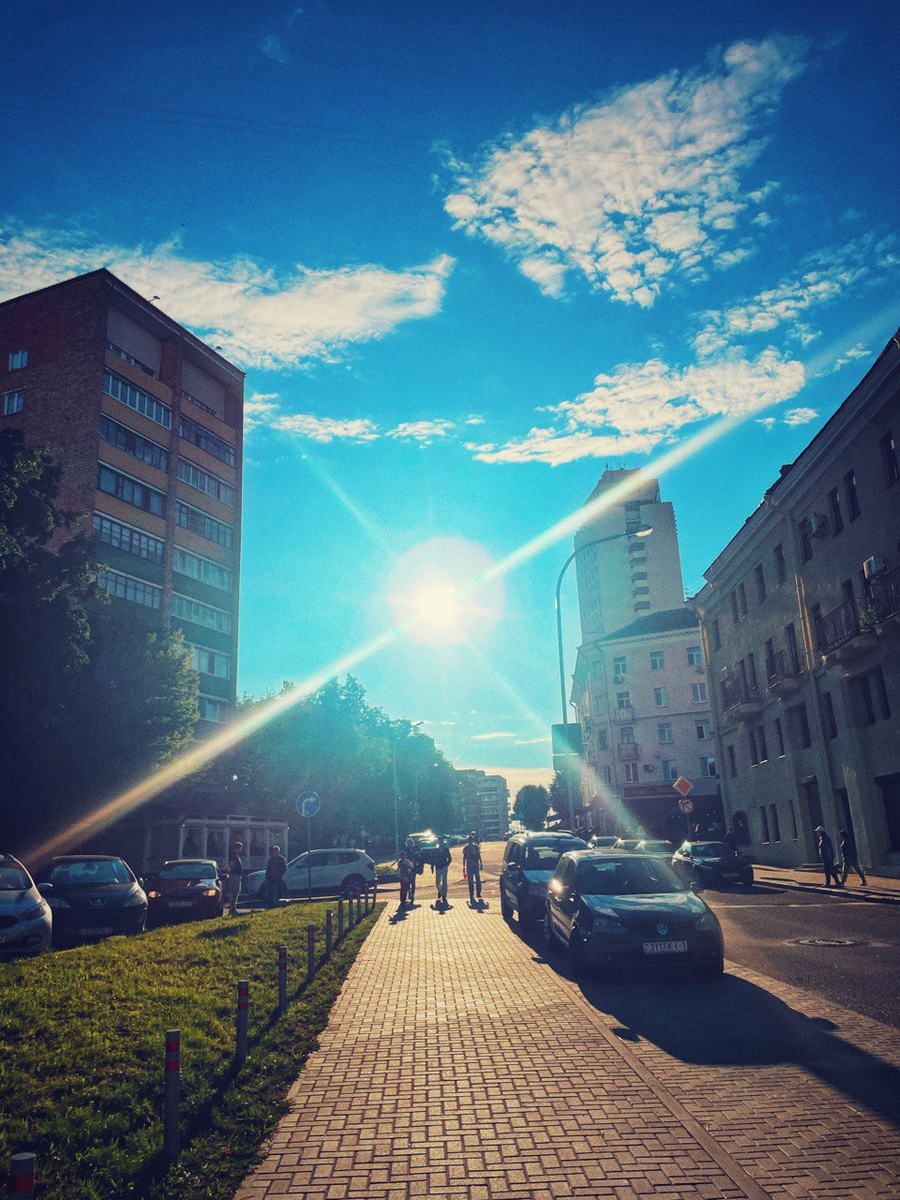 разгар дня - на улице безлюдно