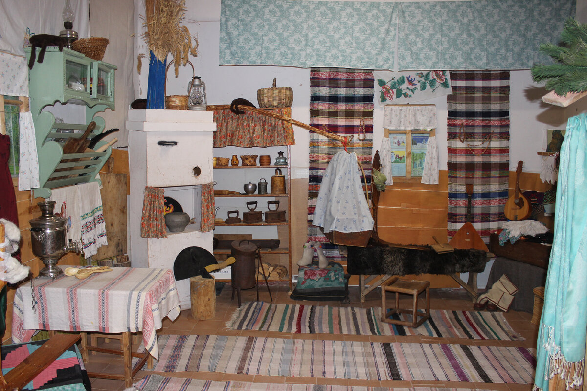Уголок коми избы в библиотеке поселка Луговой