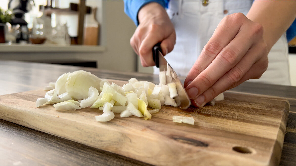 Можно взять две мелких луковицы