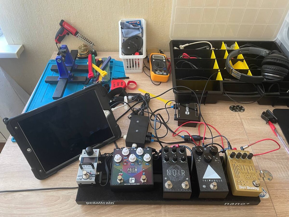 Dut Beardy Islander, Analogworm Triangle mk2, Analogworm Noir mk2, Shift Line Prism II, Amt Ultima, питание Gig Power GP-12 (под бордом).