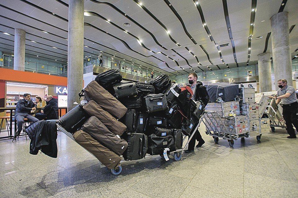     Как уезжали, решив не возвращаться, так и едут домой со всем, нажитым непосильным трудом... Чего было на родине-то не работать? Фото: Сергей ЕРМОХИН/ТАСС