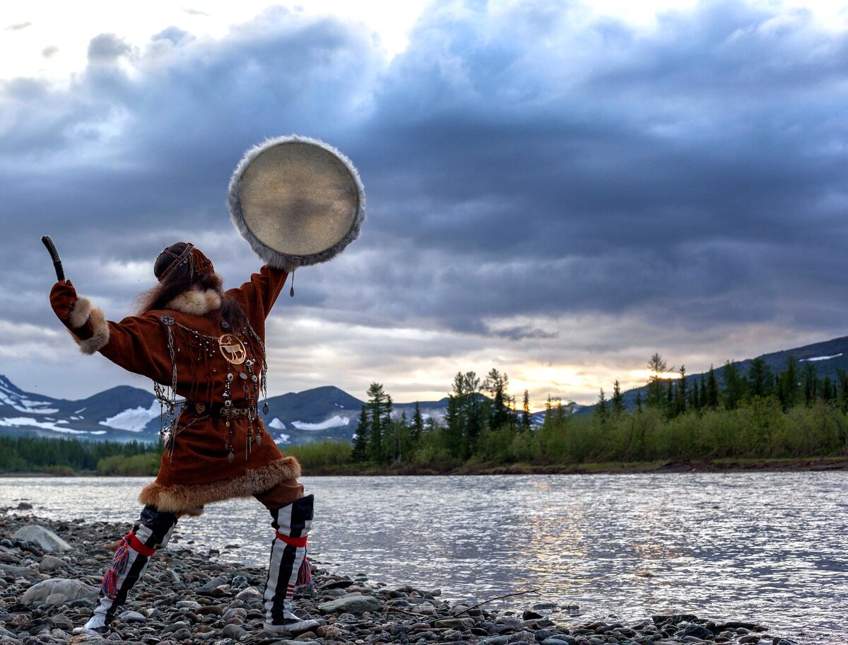 Северный шаман камлает, поёт и бьёт в бубен, вызывает связь с космосом.