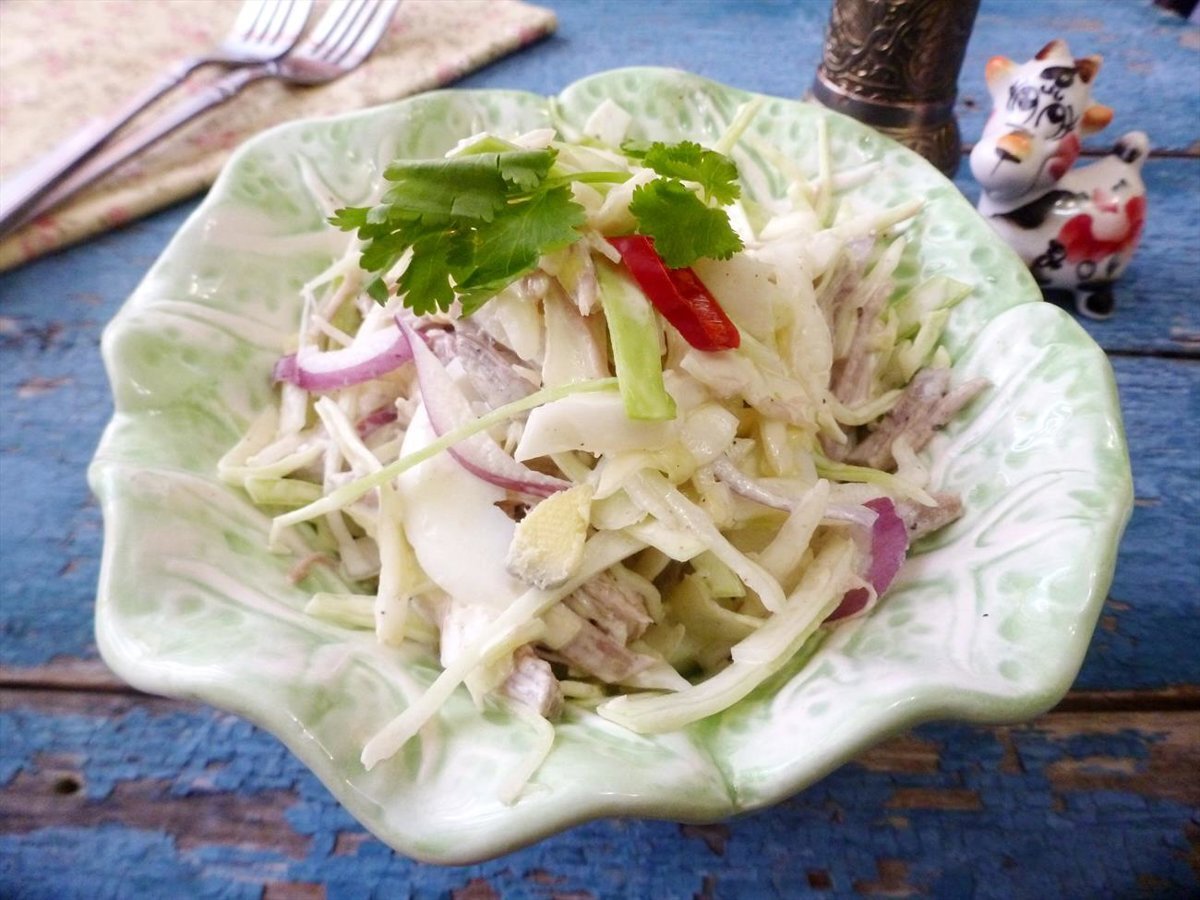 Салат с вареным мясом и омлетом