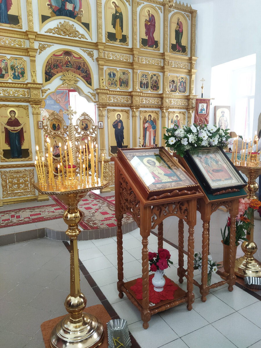 Современное убранство храма на Праздник Успения Пресвятой Богородицы. Фото  из храма Георгия Победоносца в с. Егорье Медынского района Московской области