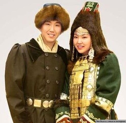 Мужской и женский национальный костюмы якутов. Источник – https://clck.ru/t3wCw