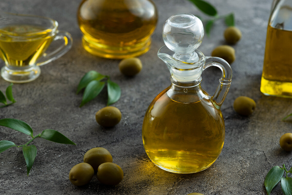 Изображение от <a href="https://ru.freepik.com/free-photo/high-view-of-bottles-filled-with-olive-oil-on-marble-background_5486622.htm#query=%D1%80%D0%B0%D1%81%D1%82%D0%B8%D1%82%D0%B5%D0%BB%D1%8C%D0%BD%D0%BE%D0%B5%20%D0%BC%D0%B0%D1%81%D0%BB%D0%BE&position=0&from_view=keyword#page=1&query=%D1%80&from_query=undefined&position=0&from_view=keyword">Freepik</a>