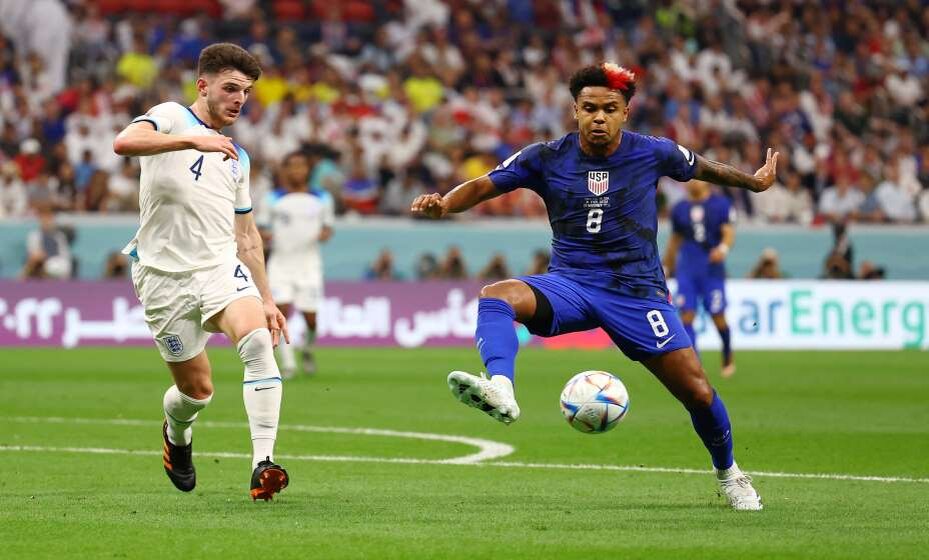    Американец Уэстон Маккени укрощает мяч. Фото: Reuters