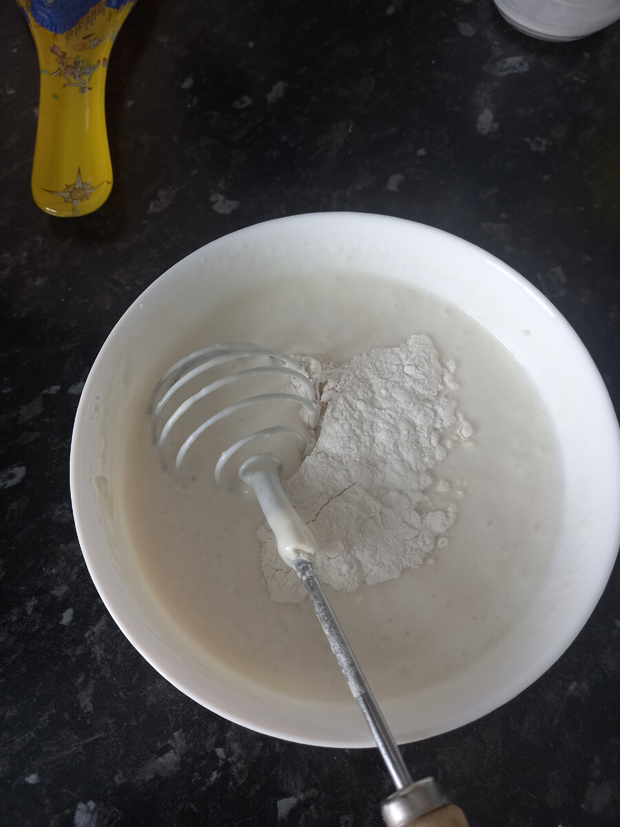 Добавляю муку по мере надобности