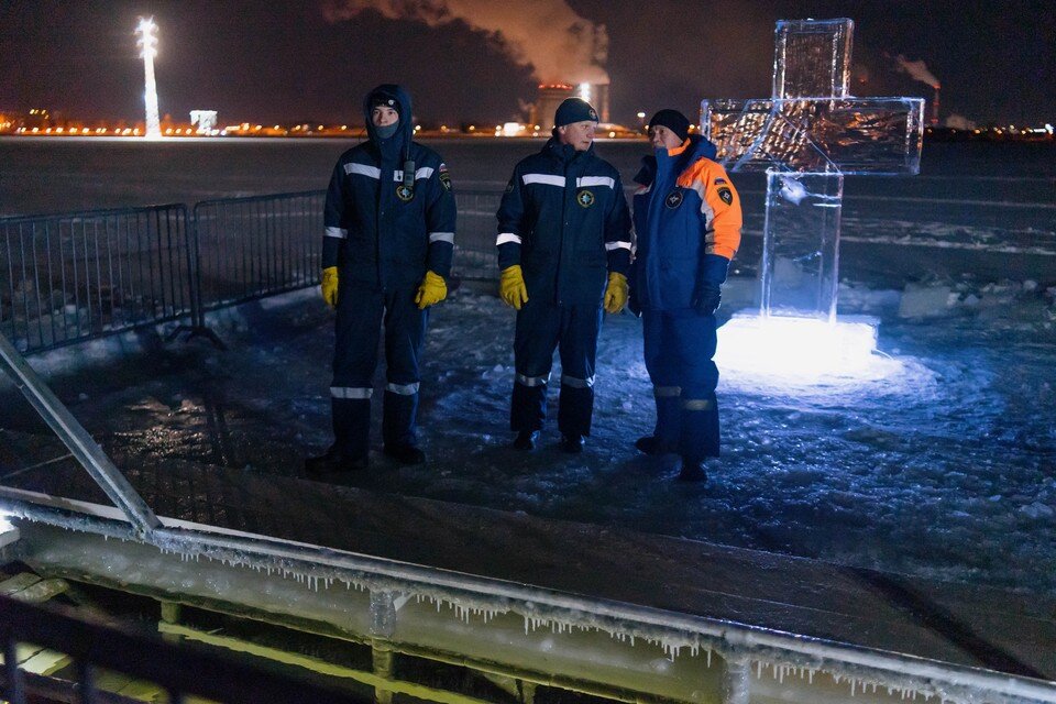     Возле купели дежурили спасатели Мария Бакланова