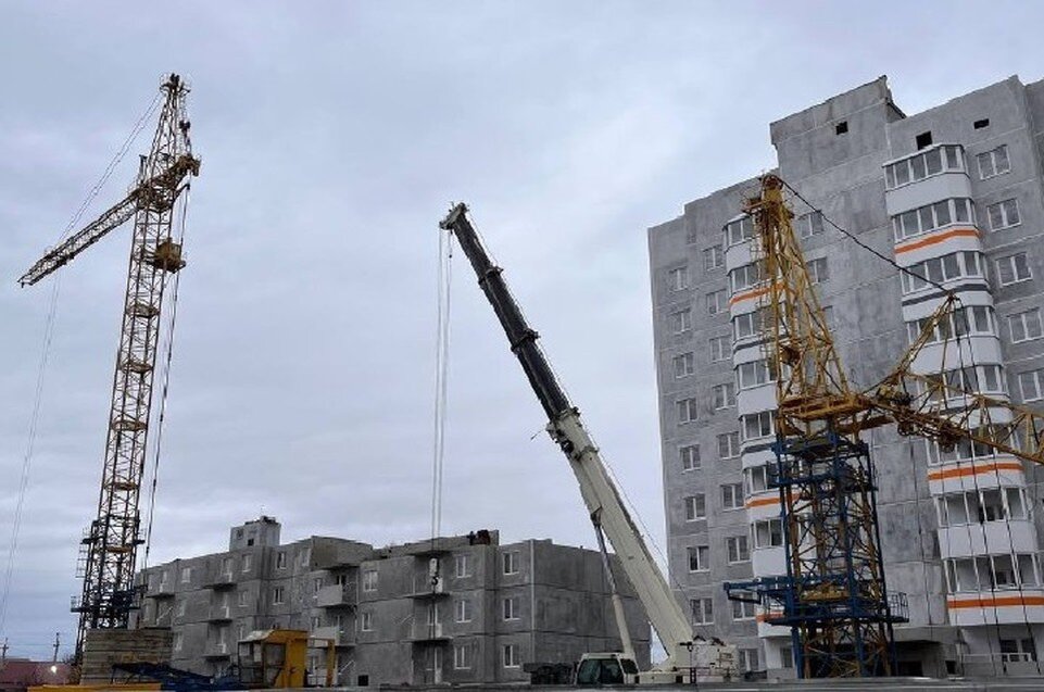     Всего за полгода были построены «с нуля» и уже введены в эксплуатацию более 20 многоквартирных домов, еще почти столько же на подходе. Фото: ТГ/Хоценко