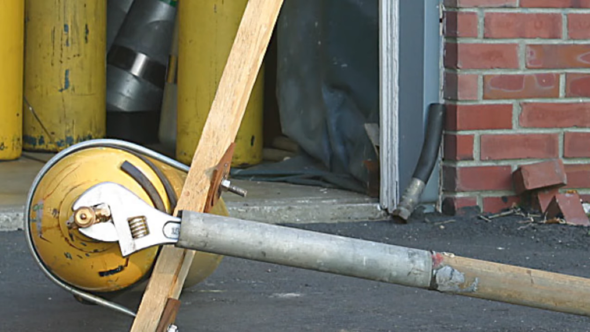 Как просто и быстро открутить "намертво" прикипевшие болты, если у них ...