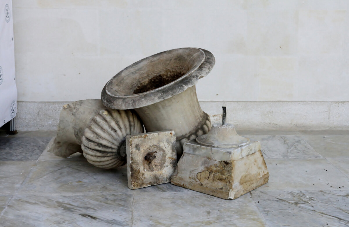 Вазы из каррарского мрамора // Фото: Ливадийский дворец-музей