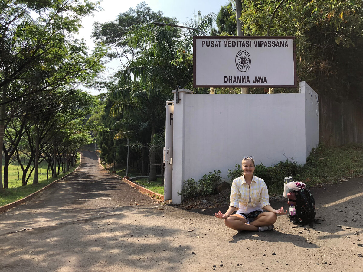 Я перед входом в центр Випассаны после окончания курса. Август 2018. Индонезия.