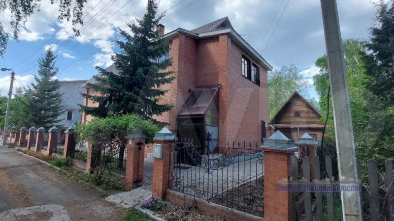     Шикарный коттедж в живописном месте продают за 12,5 млн рублей в Барнауле Авито