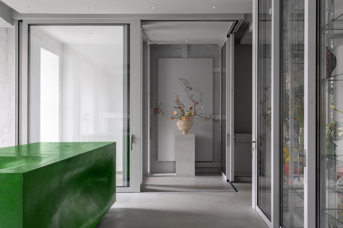 Флористический стол и ваза при входе.