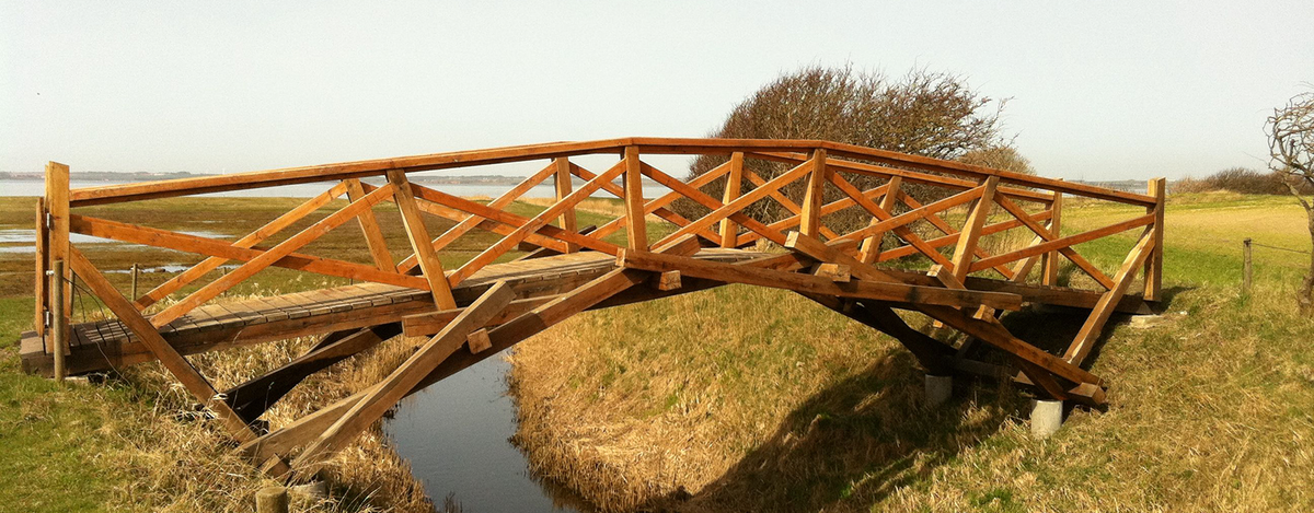 Самонесущий арочный мост через ручей или овраг по конструкции Леонардо да Винчи